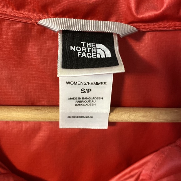 North Face women windbreaker . Red and Pink Never been worn. Size Small - Picture 3 of 7